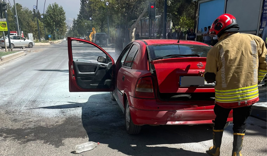 Kahramanmaraş’ta Hareket Halindeki Otomobil Alev Alev Yandı!