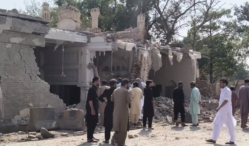 Pakistan'da Cuma Namazı Vaktinde Kanlı Saldırı: 15 Ölü, 50'den Fazla Yaralı