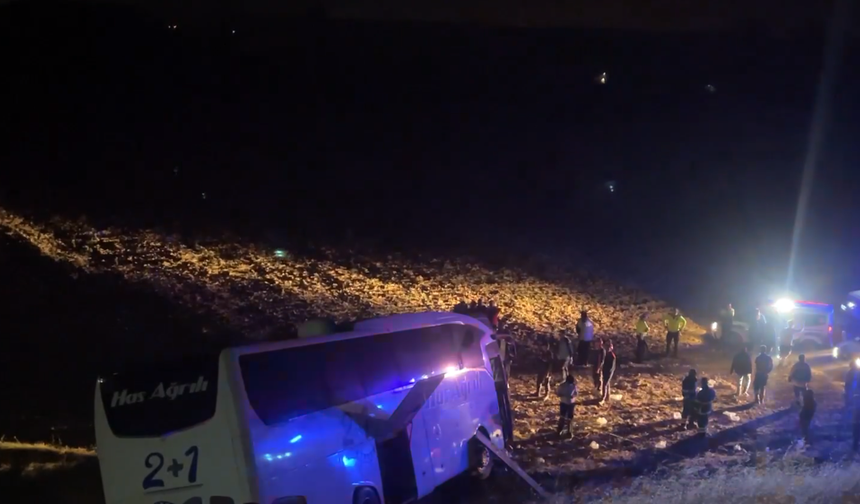 Amasya Merzifon'da Yolcu Otobüsü Tarlaya Uçtu: 24 Yaralı!