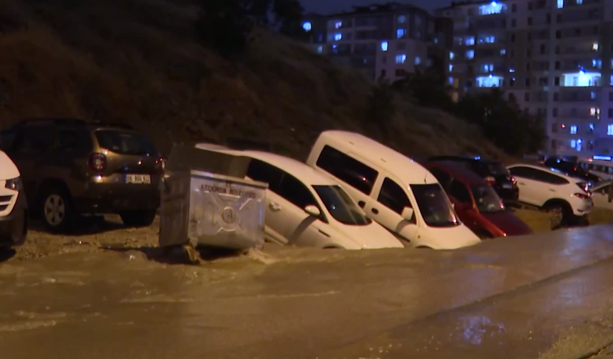 Sağanak Sonrası Başkent Sular Altında: Park Halindeki Araçlar Çöken Yola Gömüldü