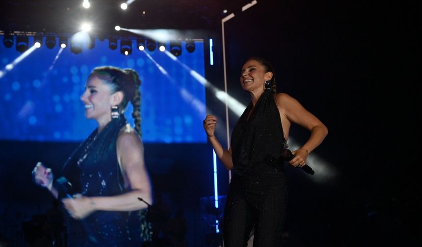 Festival sahnesinde Merve Özbey coşkusu