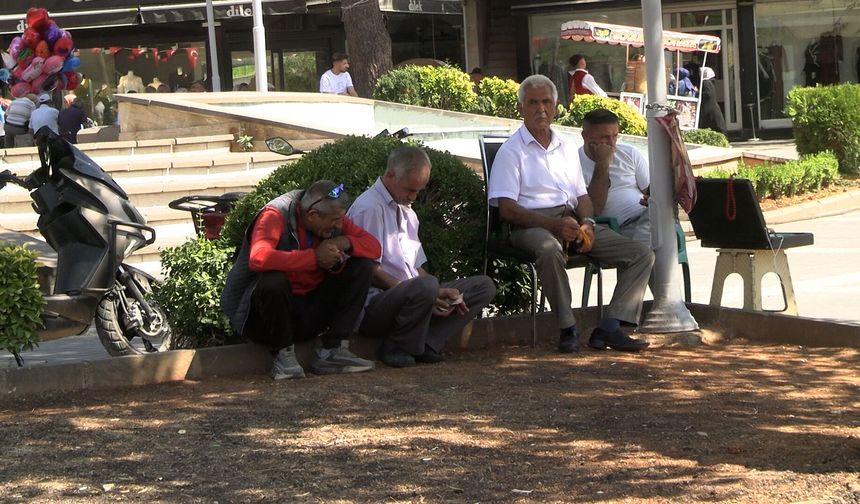 Güneşten bunalanlar gölgeye sığındı