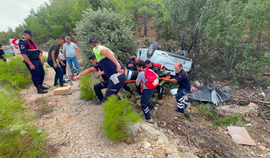Mersin'de devrilen otomobilin sürücüsü ağır yaralandı