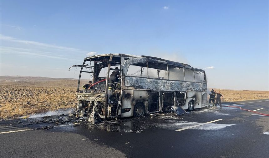 Şanlıurfa'da seyir halindeki otobüste çıkan yangın söndürüldü