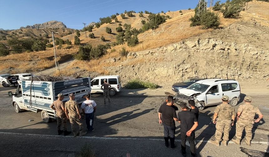 Şırnak'ta kontrol noktasından kaçarken kaza yapan kamyonetin kasasında 23 düzensiz göçmen yakalandı