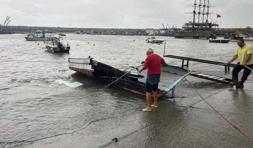Düzce Akçakoca’da Karadeniz Fırtınası: 7 Tekne Hasar Gördü!