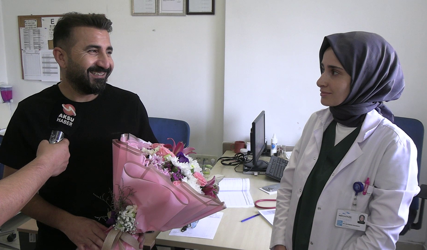 Kalbi iki kez duran hasta, doktoruna çiçekle teşekkür etti