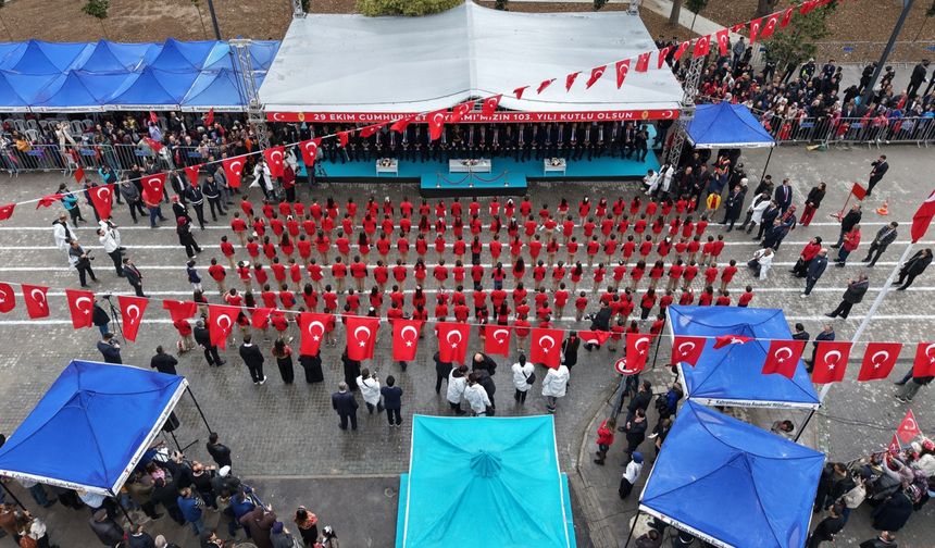 Trabzon Bulvarı’nda 103. Yıl Coşkusu! Vatandaşlar Meydana Akın Etti