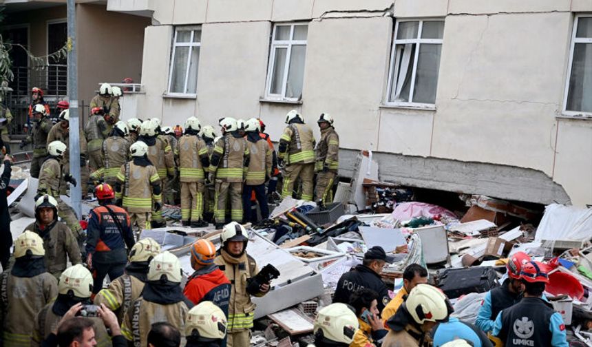 İstanbul'da Çöken Binayla İlgili 2 Müfettiş Görevlendirildi
