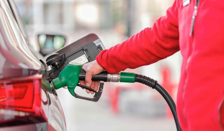 Benzine Bir İndirim Daha Geldi Haftalık İndirim 7,60 TL'yi Buldu! İşte Güncel Benzin ve Motorin Fiyatları