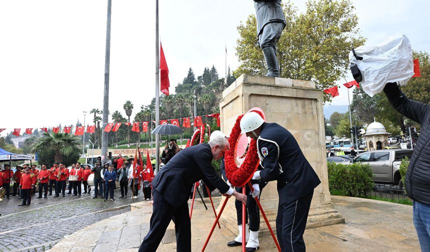 Cumhuriyet'in 103. Yılında Atatürk Meydanı'nda Çelenk Sunma Töreni Düzenlendi