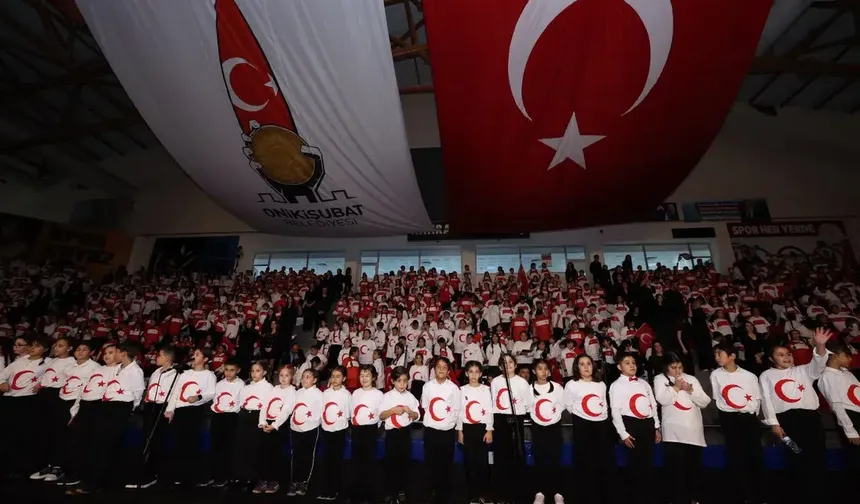 Cumhuriyet Coşkusu 1300 Öğrencinin Sesiyle Yankılandı
