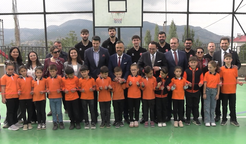 Eğitim ve Spor Ele Ele! Onikişubat Ilıca’da Köy Okuluna Kütüphane ve Saha Desteği