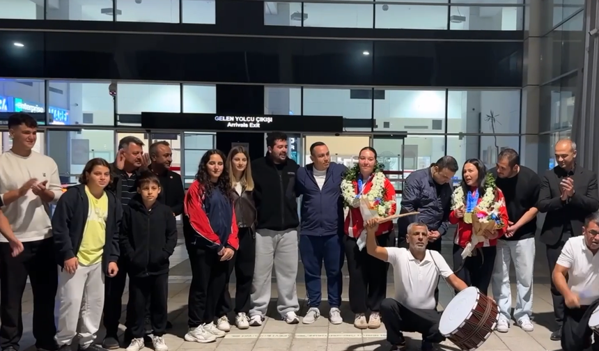 Atina’yı Sallayan Maraşlı Sporculara Havalimanında Coşkulu Karşılama!