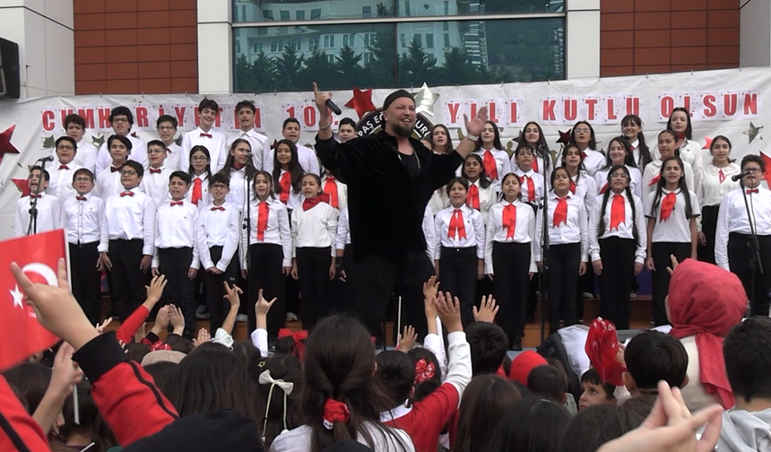 Kipaş Eğitim Kurumlarında Cumhuriyet Coşkusu! Ahmet Özhan Güven Konser Verdi