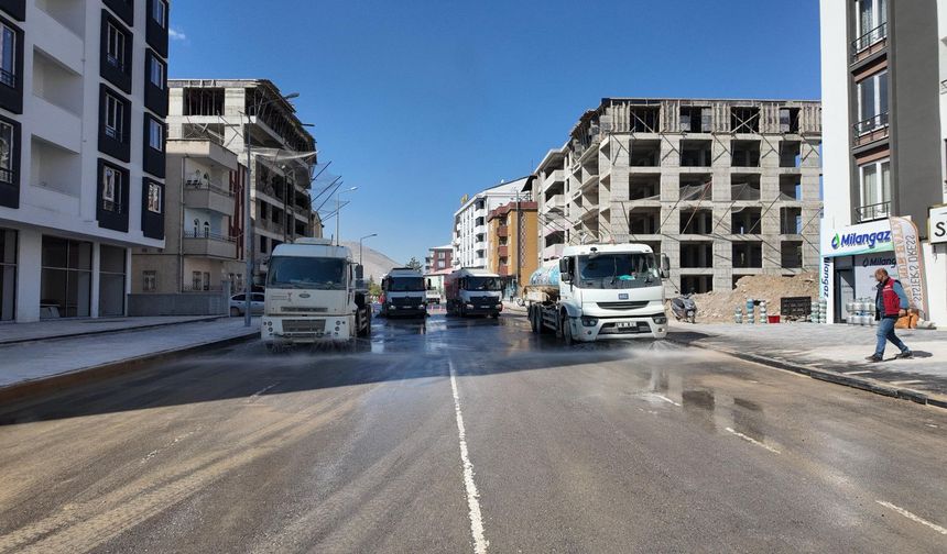 Büyükşehir Ekipleri Elbistan’da Sahaya İndi! Hacı Esat Efendi Caddesi Pırıl Pırıl Oldu
