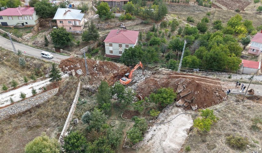 Göksun Keklikoluk’ta Hasarlı Köprü Yıkılıyor, Modern Menfez İnşa Ediliyor