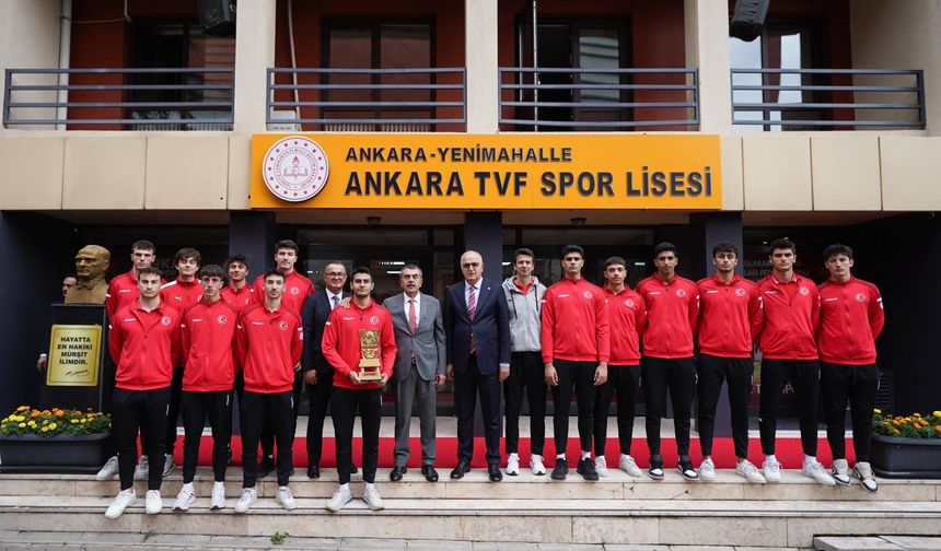 Bakan Yusuf Tekin, Ankara TVF Spor Lisesinde Dünya Şampiyonu Öğrencilerle Buluştu