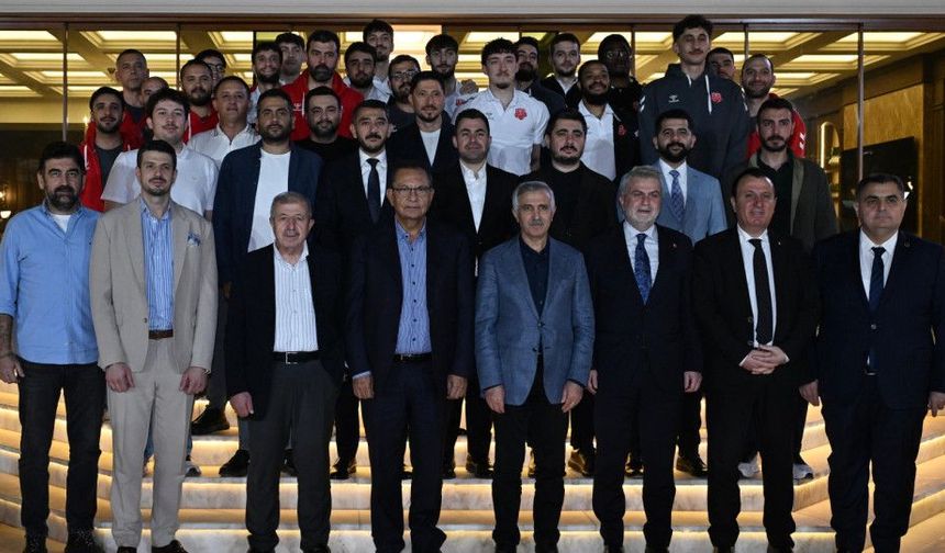 Kahramanmaraş Protokolünden Kipaş İstiklal Basketbol Takımına Dev Moral Yemeği!