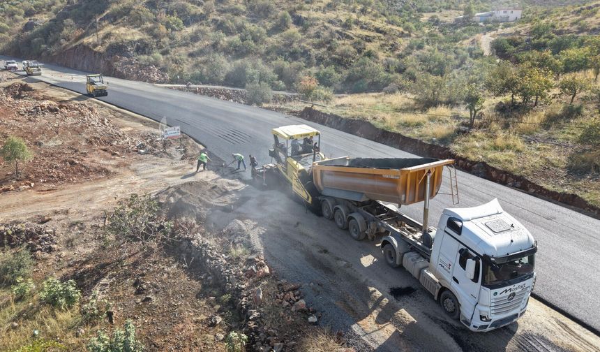 Türkoğlu’nda 5 Kilometrelik Grup Yoluna Sıcak Asfalt Dokunuşu