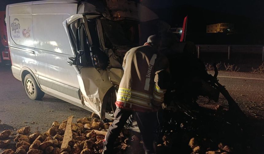 Kahramanmaraş’ta Feci Kaza! Traktör Römorkuna Çarpan Transit Sürücüsü Ağır Yaralandı