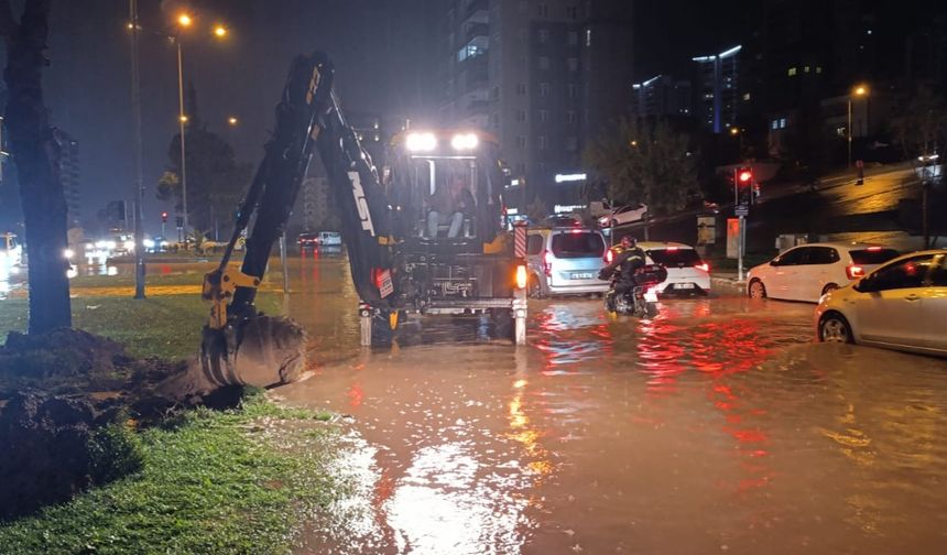 Kahramanmaraş’ta Sağanak Yağış Mesaisi! Ana Arterlerde Reglaj ve Onarım Çalışmaları Başlatıldı